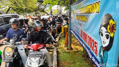 Ada Pemutihan Pajak, Warga Padati Samsat Kota Bekasi