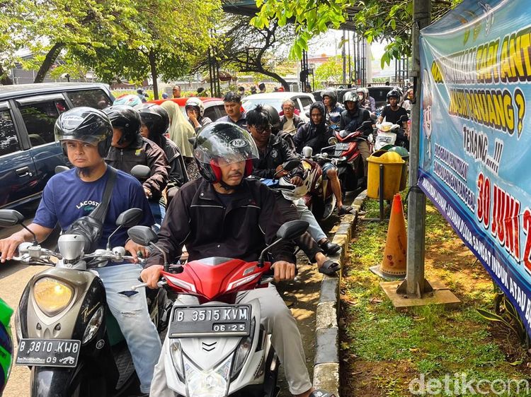 Ada Pemutihan Pajak, Warga Padati Samsat Kota Bekasi
