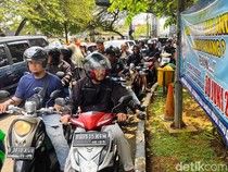 Ada Pemutihan Pajak, Warga Padati Samsat Kota Bekasi