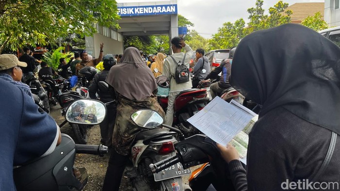 Kebijakan penghapusan tunggakan pajak kendaraan membuat warga ramai-ramai mengurus surat-surat kendaraan. Begini potretnya.