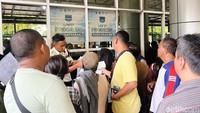 Warga mengantre untuk mengurus dokumen di Samsat Kota Bekasi, Selasa (8/4/2025).