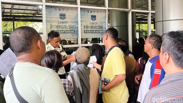 Kebijakan penghapusan tunggakan pajak kendaraan membuat warga ramai-ramai mengurus surat-surat kendaraan. Begini potretnya.