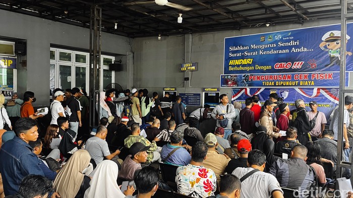 Kebijakan penghapusan tunggakan pajak kendaraan membuat warga ramai-ramai mengurus surat-surat kendaraan. Begini potretnya.