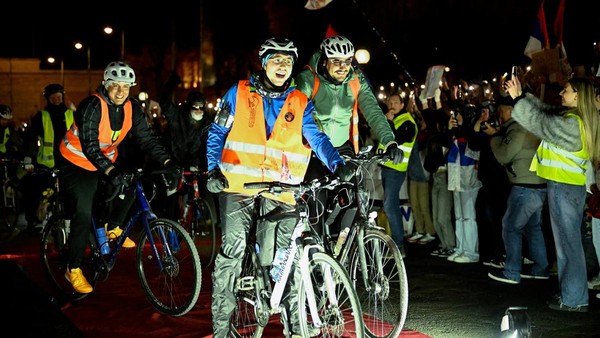 Aksi Mahasiswa Serbia Gowes Sepeda Protes Pemerintah