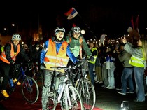 Aksi Mahasiswa Serbia Gowes Sepeda Protes Pemerintah