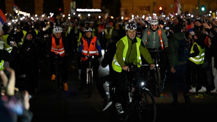 Aksi Mahasiswa Serbia Gowes Sepeda Protes Pemerintah Serbian student cyclists arrive at a stopover during their bike ride to Strasbourg, France, which aims to raise awareness within European Union institutions about Serbian protests against the government, in Vienna, Austria, April 7, 2025. REUTERS/Elisabeth Mandl
