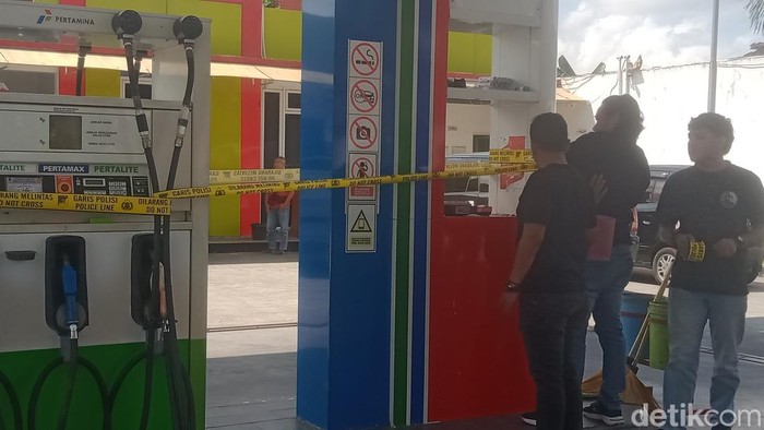 Anggota Sat Reskrim Polres Klaten menyelidiki BBM di SPBU Trucuk, Klaten, Selasa (8/4/2025).