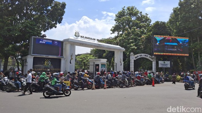 Antrean panjang pemutihan pajak kendaraan di Samsat Kota Bogor. (M Sholihin/detikcom)