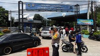 Pantauan detikcom sejak pagi warga ramai-ramai mendatangi Samsat untuk mengurus surat-surat kendaraan.