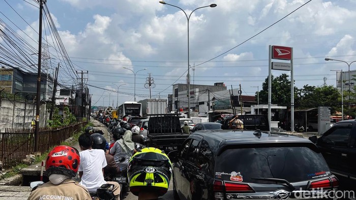 Kendaraan mengular saat akan memasuki SAMSAT Kota Bekasi, Selasa (8/4/2025). Diketahui antrean tersebut mengular hingga ke Kawasan Tambun Selatan.