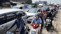 Tak mau ketinggalan momentum, warga berbondong-bondong datang ke Samsat. Antusiasme itu membuat jumlah pembayar pajak naik hingga 100 persen.