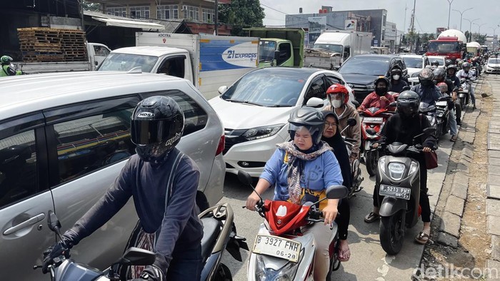 Antusias Warga Bayar Pajak, Antrean Mengular Kendaraan mengular saat akan memasuki SAMSAT Kota Bekasi, Selasa (8/4/2025). Diketahui antrean tersebut mengular hingga ke Kawasan Tambun Selatan.