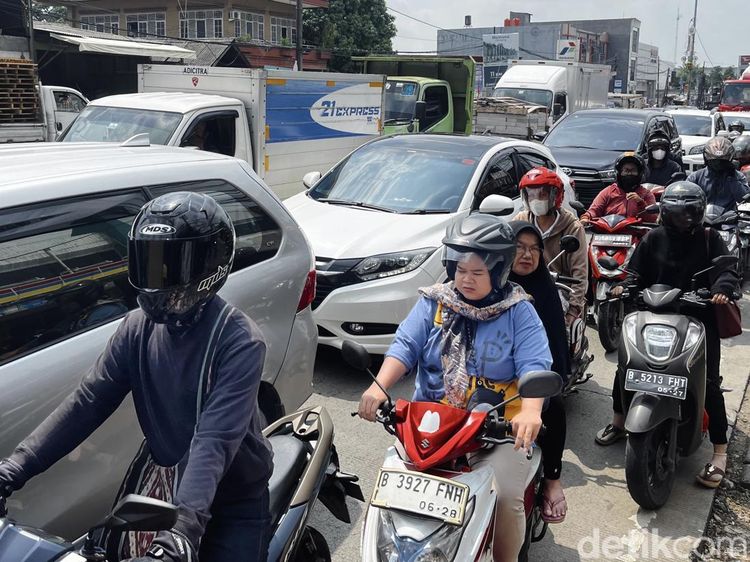 Antusiasme Warga Bayar Pajak, Antrean Mengular