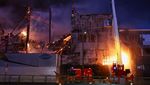 Asap Mengepul Saat Pusat Pembuangan Limbah di Paris Terbakar