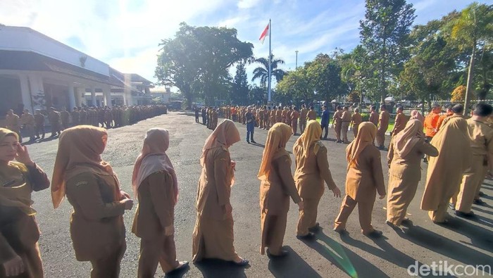 ASN Ciamis melaksanakan apel gabungan di Pendopo Bupati Ciamis usai libur lebaran 2025.