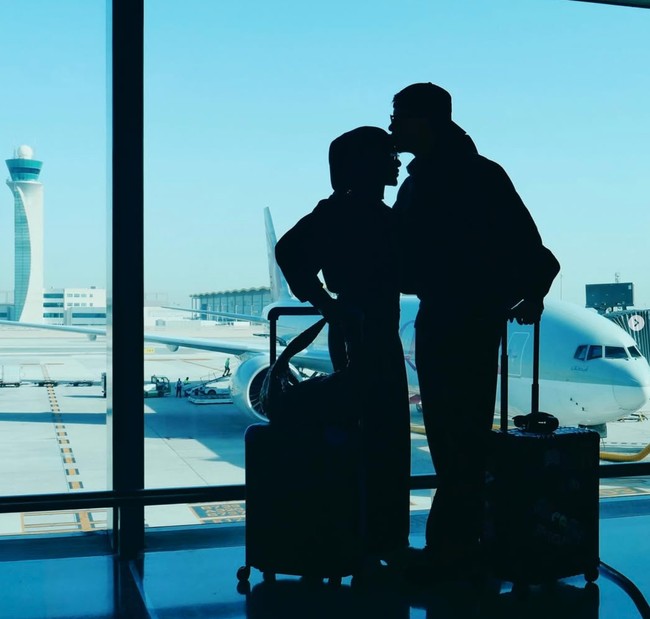 Rayakan 4 tahun anniversary pernikahan, Atta Halilintar dan Aurel Hermansyah memilih liburan berdua ke Spanyol. Dalam keterangan unggahannya Atta mengungkapkan bahwa liburan berdua memang menjadi salah satu impian Aurel. Oleh karena itu di liburannya kali ini mereka tak mengajak serta kedua putrinya. Foto: Instagram/@attahalilintar