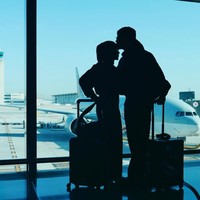 Rayakan 4 tahun anniversary pernikahan, Atta Halilintar dan Aurel Hermansyah memilih liburan berdua ke Spanyol. Dalam keterangan unggahannya Atta mengungkapkan bahwa liburan berdua memang menjadi salah satu impian Aurel. Oleh karena itu di liburannya kali ini mereka tak mengajak serta kedua putrinya. Foto: Instagram/@attahalilintar