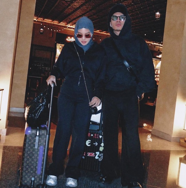 Selalu kompak, pasangan artis yang menikah pada 3 April 2025 itu terlihat serasi dengan busana berwarna senada. Seperti dalam foto, keduanya tampak mengenakan jaket berwarna hitam. Foto: Instagram/@attahalilintar