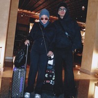 Selalu kompak, pasangan artis yang menikah pada 3 April 2025 itu terlihat serasi dengan busana berwarna senada. Seperti dalam foto, keduanya tampak mengenakan jaket berwarna hitam. Foto: Instagram/@attahalilintar