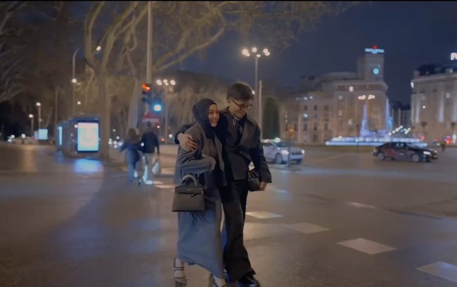 Tak mengajak serta kedua putrinya, momen liburan tersebut seperti layaknya honeymoon bagi pasangan tersebut. Keduanya pun bak kembali pacaran. Foto: Instagram/@attahalilintar