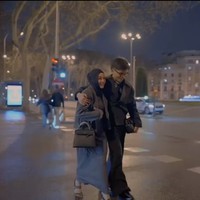 Tak mengajak serta kedua putrinya, momen liburan tersebut seperti layaknya honeymoon bagi pasangan tersebut. Keduanya pun bak kembali pacaran. Foto: Instagram/@attahalilintar