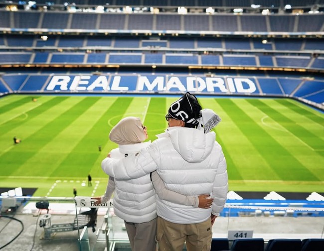 Aurel juga menemani Atta mengunjungi stadion markas Real Madrid di Spanyol. Tak lupa keduanya kembali memamerkan kemesraan mereka saat di sana. Foto: Instagram/@attahalilintar