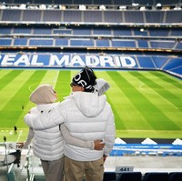 Aurel juga menemani Atta mengunjungi stadion markas Real Madrid di Spanyol. Tak lupa keduanya kembali memamerkan kemesraan mereka saat di sana. Foto: Instagram/@attahalilintar