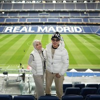 Selalu tampil couple, kali ini keduanya memilih mengenakan busana berwarna coklat dipadukan dengan luaran berwarna putih. Foto: Instagram/@attahalilintar