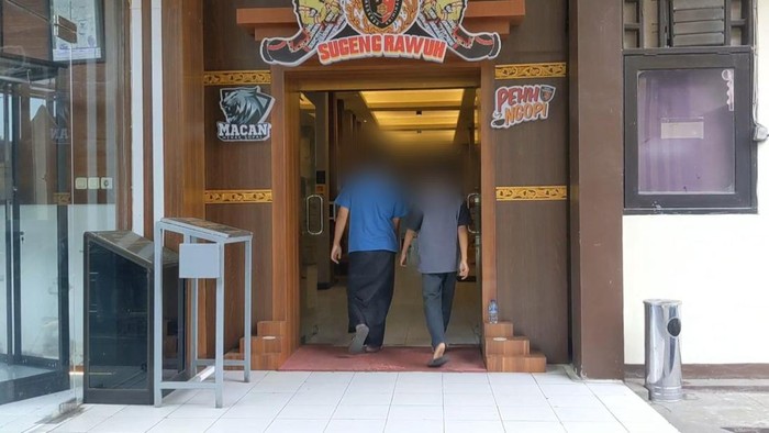 Tersangka penerbang balon udara di Trenggalek saat memasuki kantor polisi