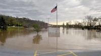Sungai Ohio mencapai puncak ketinggian 60 kaki pada Senin pagi, menyebabkan banjir besar di daerah dataran rendah Kentucky dan Ohio.
