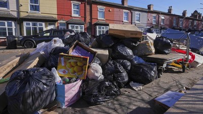 Banyak Sampah Numpuk di Jalanan Birmingham Inggris