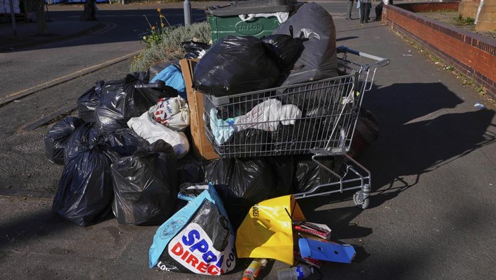 Banyak Sampah Numpuk di Jalanan Birmingham Inggris Sekitar 17 ribu ton sampah yang tidak diangkut memenuhi jalan-jalan kota Birmingham, Inggris. Hal itu lantaran pengumpul sampah mogok kerja.