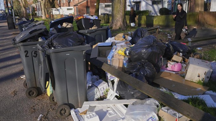 Banyak Sampah Numpuk di Jalanan Birmingham Inggris Sekitar 17 ribu ton sampah yang tidak diangkut memenuhi jalan-jalan kota Birmingham, Inggris. Hal itu lantaran pengumpul sampah mogok kerja.