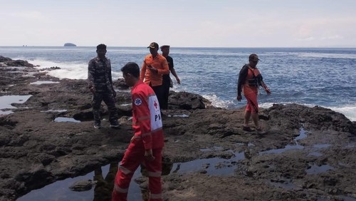 Basarnas melakukan pencarian pemancing yang hilang di Pantai Mimba, Desa Padangbai, Karangasem, Selasa (8/4/2025). (Selamat Juniasa/detikBali)