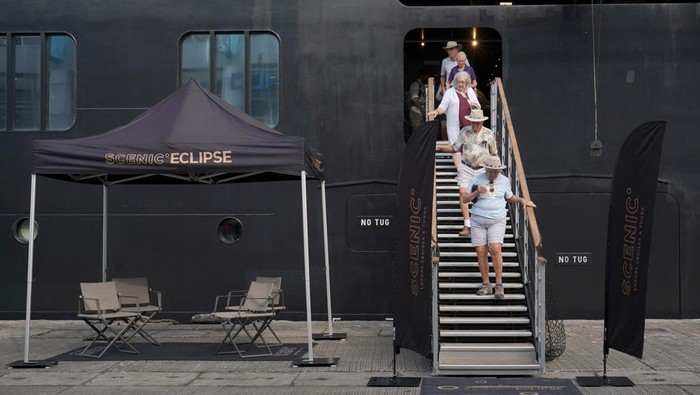 Sejumlah wisatawan mancanegara turun dari kapal pesiar MV Scenic Eclipse di Pelabuhan Soekarno Hatta, Makassar, Sulawesi Selatan, Selasa (8/4/2025). Kapal pesiar berbendera Bahama yang memiliki panjang 168 meter dan lebar 21,5 meter tersebut membawa sekitar 177 wisatawan mancanegara untuk mengunjungi sejumlah destinasi wisata di Sulsel, seperti Taman Prasejarah Leang-Leang, Pasar Bacan, dan Benteng Fort Rotterdam. ANTARA FOTO/Hasrul Said/nz