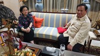 Foto: Dalam pertemuan terbaru Prabowo dan Mega di Teuku Umar pada 7 April 2025, sejumlah tokoh juga ikut mendampingi mulai dari Menteri Luar Negeri Sugiono, Ketua MPR sekaligus Sekjen Gerindra Ahmad Muzani, Mensesneg Prasetyo Hadi, Seksab Letkol Teddy, Kepala BPPIK Aries Marsudianto, Menko Polkam Budi Gunawan, dan Wakil Ketua DPR sekaligus Ketua Harian Gerindra Sufmi Dasco Ahmad. Dasco mengatakan Prabowo dan Mega terlibat diskusi empat mata yang berlangsung hangat. (Dok Instagram Sufmi Dasco Ahmad).