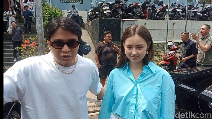Billy Syahputra dan Vika Kolesnaya saat ditemui di kawasan Transmedia.