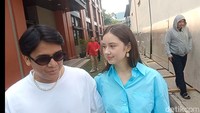 Vika Kolesnaya memandangi Billy Syahputra saat ditanya soal momen lamaran mereka di Bali, ditemui usai mengisi acara Pagi Pagi Ambyar di Jalan Kapten P Tendean, Jakarta Selatan, Selasa (8/4/2025). Foto: Ahsan/detikHOT