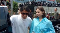 Model asal Belarusia itu menatap Billy Syahputra dengan dalam setiap kali bicara soal rencana pernikahan. Foto: Ahsan/detikHOT