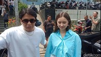 Billy Syajputra memohon doa agar proses mempersiapkan ke jenjang berikutnya dengan Vika Kolesnaya diberi kelancaran. Foto: Ahsan/detikHOT