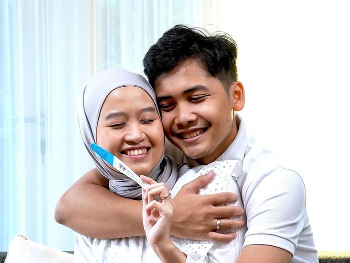 Bintang Emon dan istrinya mengumumkan bakal menjadi orang tua.