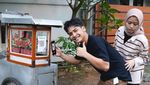 Ini Momen Bintang Emon dan Istri Saat Makan Cuanki dan Ikan Bakar