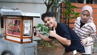Momen kulineran lainnya adalah membeli cuanki dari penjual gerobakan. Cuanki itu terdiri atas bakso halus dan pangsit goreng berkuah gurih. Foto: Instagram @bintangemon @alcaoctvn