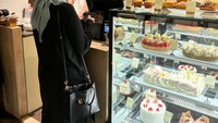 Bintang juga sering mengabadikan momen Alca secara tersembunyi. Salah satunya ketika berada di kafe dessert saat hendak membayar makanan mereka. Foto: Instagram @bintangemon @alcaoctvn
