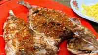 Bintang dan Alca juga pernah terlihat mencicipi berbagai kuliner Manado. Salah satunya menikmati ikan bakar rica=rica yang lezat. Foto: Instagram @bintangemon @alcaoctvn