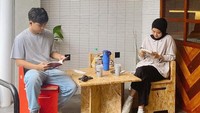 Bintang Emon dan Alca juga sering terlihat menikmati waktu senggang di kafe. Ini momen mereka ketika menikmati kopi sambil baca buku. Foto: Instagram @bintangemon @alcaoctvn