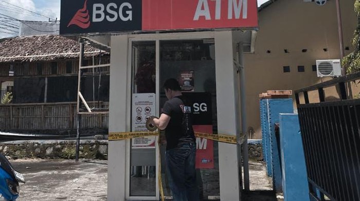 Pria berinisial SR (52) di Kabupaten Bone Bolango, Gorontalo, kepergok mencoba membobol mesin anjungan tunai mandiri (ATM).