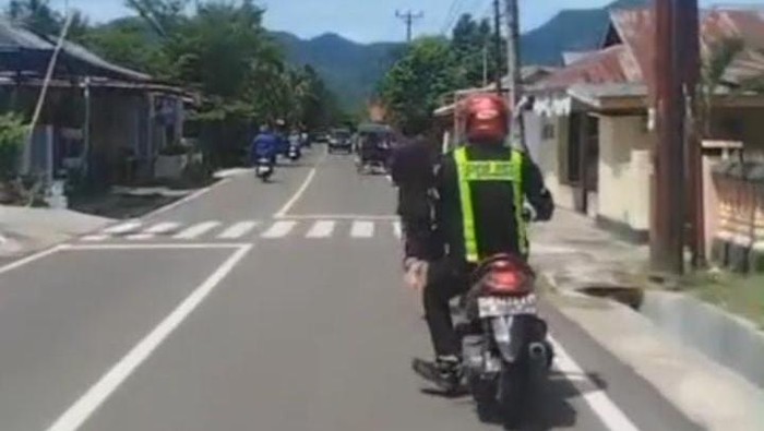 Anggota Polres Bone Bolango, Gorontalo, Ipda Lexi Rondonuwu mengejar dan menangkap pria berinisial SR (52) yang kepergok mencoba membobol mesin ATM.