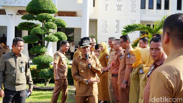 Bupati Bone Andi Asman Sulaiman usai melakukan apel di pelataran Kantor Bupati Bone.