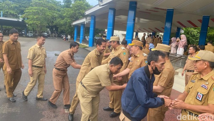 Bupati Maros Chaidir Syam usai memimpin apel perdana usai libur Lebaran.